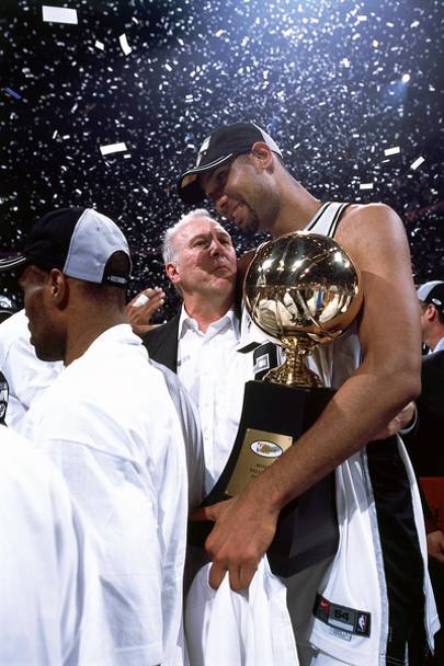 2003: gli Spurs vincono il loro secondo titolo. Pop abbraccia Duncan, che in quelle Finals contro Detroit vinse il titolo di mvp